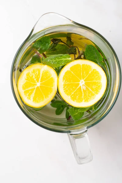 Água Com Limão Hortelã Branco — Fotografia de Stock