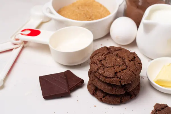 Шоколадное Печенье Закрывается Белом — стоковое фото