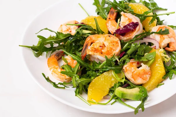 Salade Aux Crevettes Sur Fond Blanc — Photo