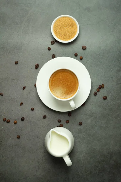 Чашка Черного Кофе Молочный Кувшин Кофейные Зерна Черном Фоне — стоковое фото