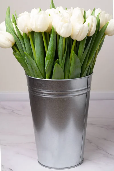 Riesiger Strauß Weißer Tulpe Einem Eimer — Stockfoto