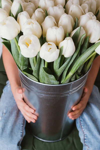 Kinderhände Halten Einen Strauß Tulpen — Stockfoto