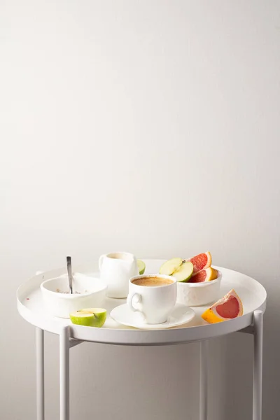 Kahvaltı lapası, kahve ve meyve mutfakta.