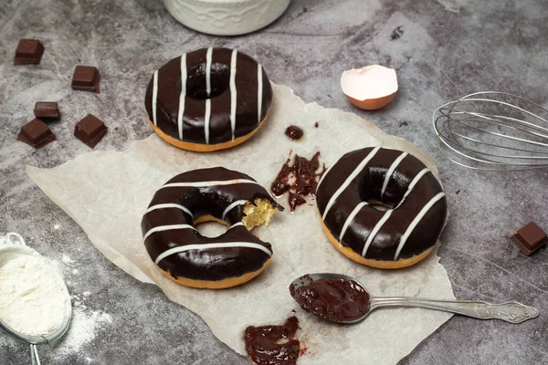 Gri arka planda çikolata, un ve donut.