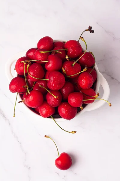 Cereja Fresca Vermelha Uma Chapa — Fotografia de Stock