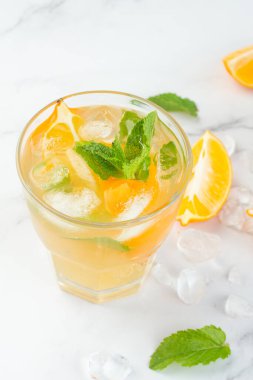 Limonlu ve buzlu kombu çayı.