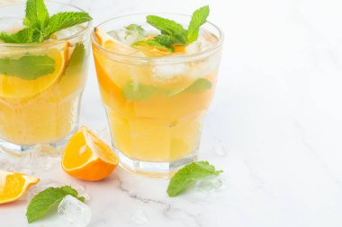 Naneli ve buzlu limonlu çay ve Tex için yer.