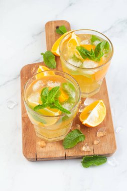 Limonlu soğuk bir içecek.