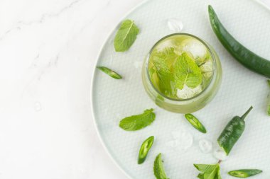 kırmızı biberli, buzlu ve nane aromalı yeşil kokteyl.