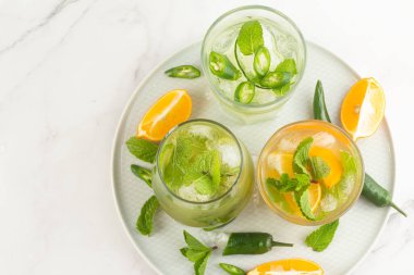 Buzlu üç kokteyl üst tarafta.