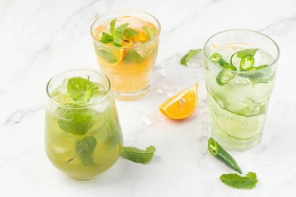 Diferentes Bebidas Frías Sobre Fondo Blanco — Foto de Stock