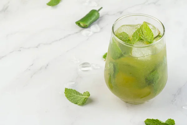 Bebida Verde Con Hielo Menta Lugar Para Tex —  Fotos de Stock