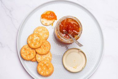 Cam kavanozda reçel ve kraker