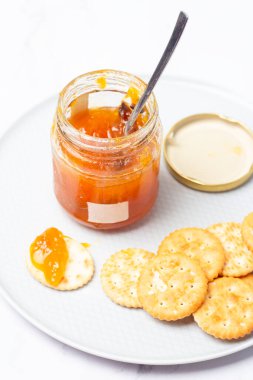 Kayısı reçeli ve beyaz bir sırtüstü kraker