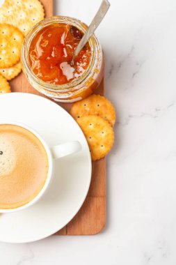 Krakerli reçel ve yakın plan kahve.