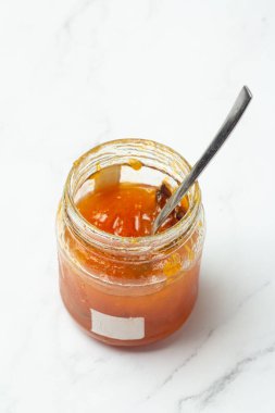 Kayısı reçelli kavanoz beyaz bir sırtüstü