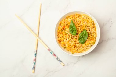 Beyaz bir sırtüstü Asya eriştesi.