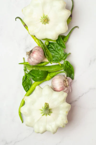 Mevsimlik sebzeler beyaz bir sırt grubuna yakın çekim yapar.