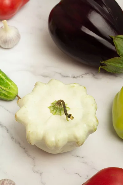 Beyaz patlıcan ve sarımsak.