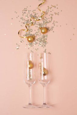 Gözlükler ve ışıltılar Pembe Sırtüstü Noel konsepti