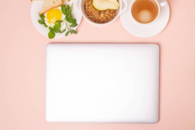 Pembe bir grupta kahvaltı.