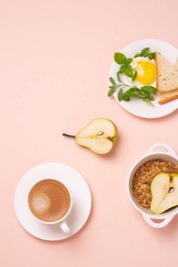 Sağlıklı kahvaltı, kahve ve çırpılmış yumurta.