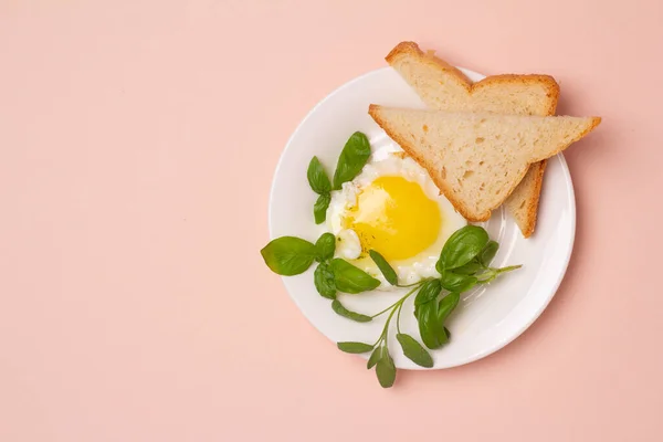 Çırpılmış yumurta, ekmek ve fesleğenle.