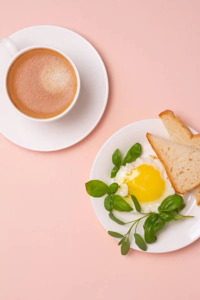 Çırpılmış yumurta, ekmek, fesleğen ve sade kahve.