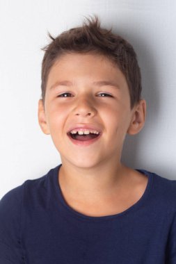 Mutlu bir gülümsemesi olan bir çocuğun portresi