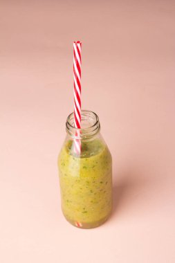 Şişe içinde yeşil smoothie!