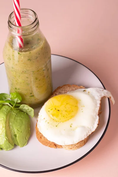 Gesundes Frühstück Mit Smoothies Avocado Und Toast Mit — Stockfoto