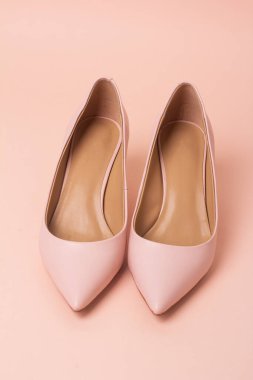 Pembe bir sırtüstü bej ayakkabılar