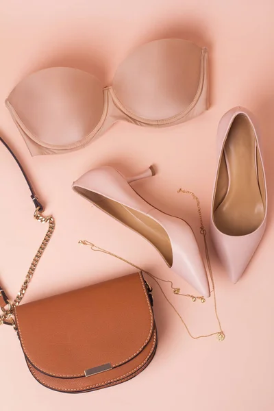 Pembe sırtüstü iç çamaşırı ve aksesuarlar.