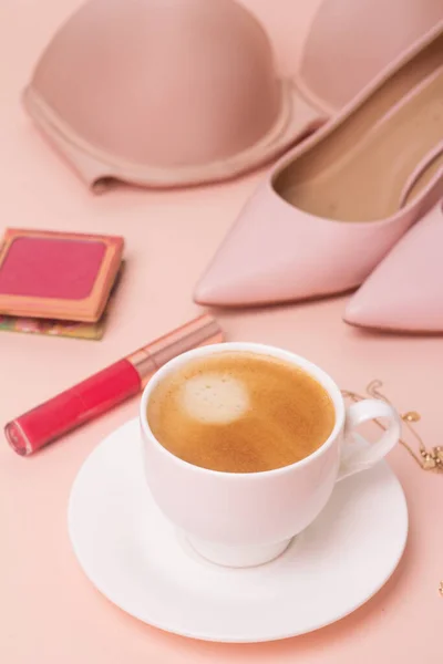 Sabah kadını gerçekçi, bir fincan kahve ve dekorasyon.