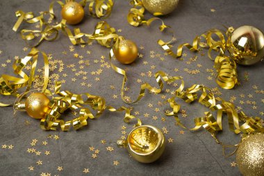 Altın Noel ağacı süslemeleri yılan gibi ve yeni yıl konsepti pulları.