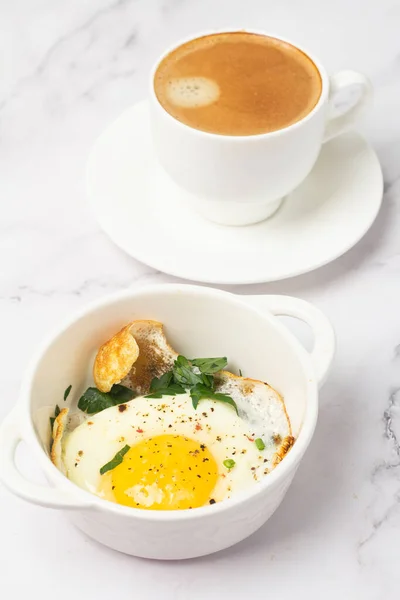 Oeuf Frit Aux Herbes Café Noir Pour Les Petits Déjeuners — Photo