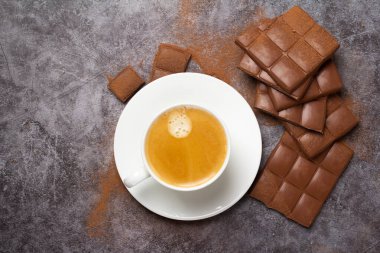 Sade kahve ve sütlü çikolata.