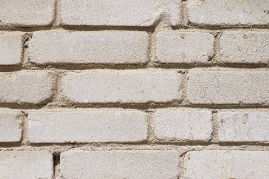 Soyut yıpranmış doku eski yaşlı boya beyaz tuğla duvar arka plan lekeli görünümü kapatın. Yatay mimari duvar kağıdı.