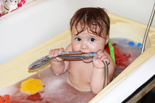 Criança Pequena Bonito Com Olhos Azuis Cabelo Gengibre Sentado Tubo — Fotografia de Stock