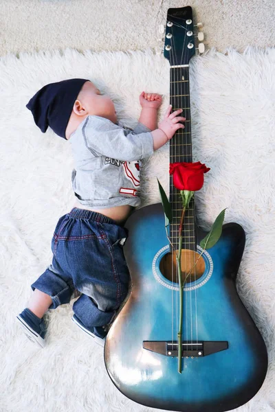 Lindo Bebé Con Ropa Estilo Rock Durmiendo Una Manta Lana — Foto de Stock