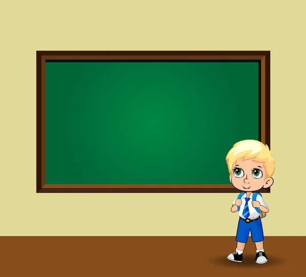 教室の背景にテキストのスペースを空のコピー黒板近くに立っているバックパックと制服を着て大きな緑キャラクター目でかわいい男子生徒 学校ベクトル漫画文字に戻す — ストックベクタ