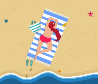 Genç kadının Sandy Beach üzerinde yalan havadan görünümü.
