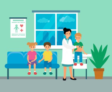 Çocuk doktoru kadın, çocukları muayene ediyor. Steteskopla çocuk kalp atışlarını dinlemek.