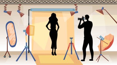 Fotoğraf, Moda Şovu Konsepti. Erkek ve Kadın Siluetleri, Ayna, Aydınlatma Projektörleri. Kadın fotoğrafçıya poz veriyor. Adam fotoğraf stüdyosunda manken fotoğrafları çekiyor. Vektör Resimleri Düz Biçimli