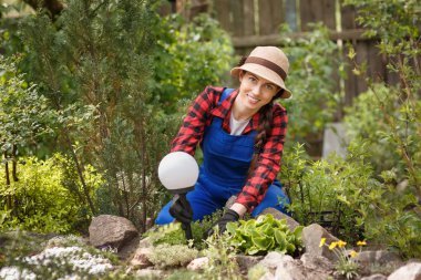 peyzaj tasarımcısı holding dekoratif lamba