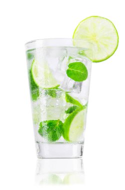 bardak soğuk limonata beyaz izole