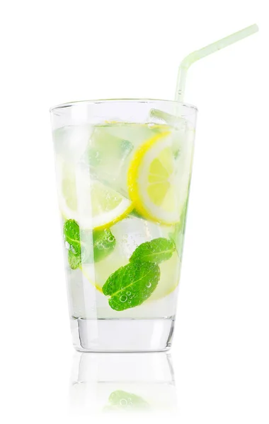 Bicchiere di limonata fredda con paglia isolata su bianco — Foto Stock