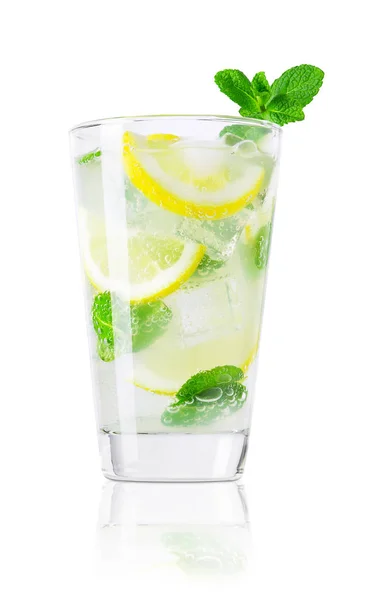 Vetro di limonata fredda isolato su bianco — Foto Stock