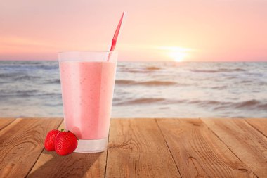Bardakta çilekli smoothie