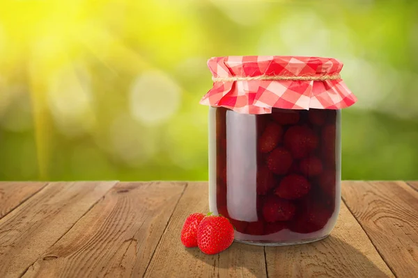 kavanoz içinde çilek reçeli